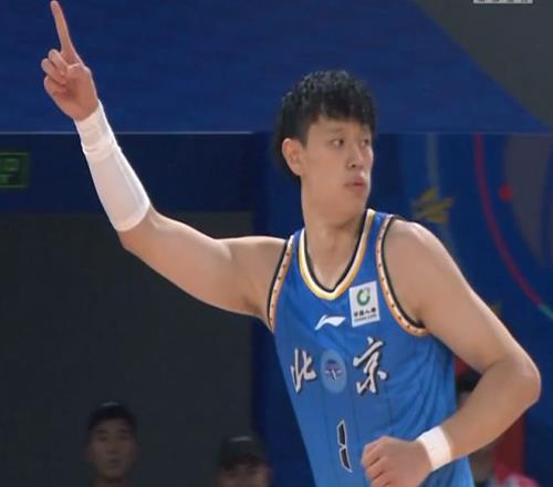 广东男篮在CBA俱乐部杯中以56-30大胜合肥狂风，发挥出色，攻防效率高，取得八强资格。