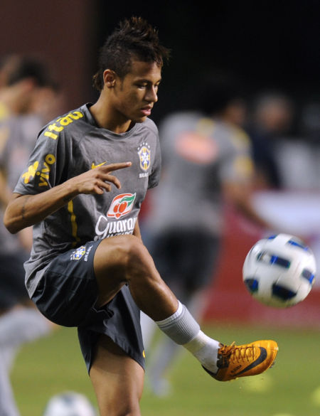 足坛传奇球星克罗斯现场观战湖侠 并晒出自己与东契奇合照